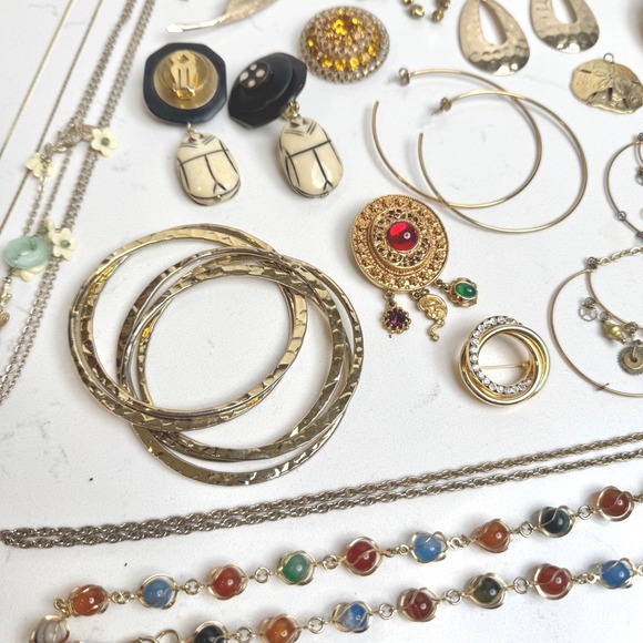 Vintage‎ Costume Jewelry Lot Brooches Earrings Necklaces Bangles Gold Tone 12 oz - Picture 5 of 5